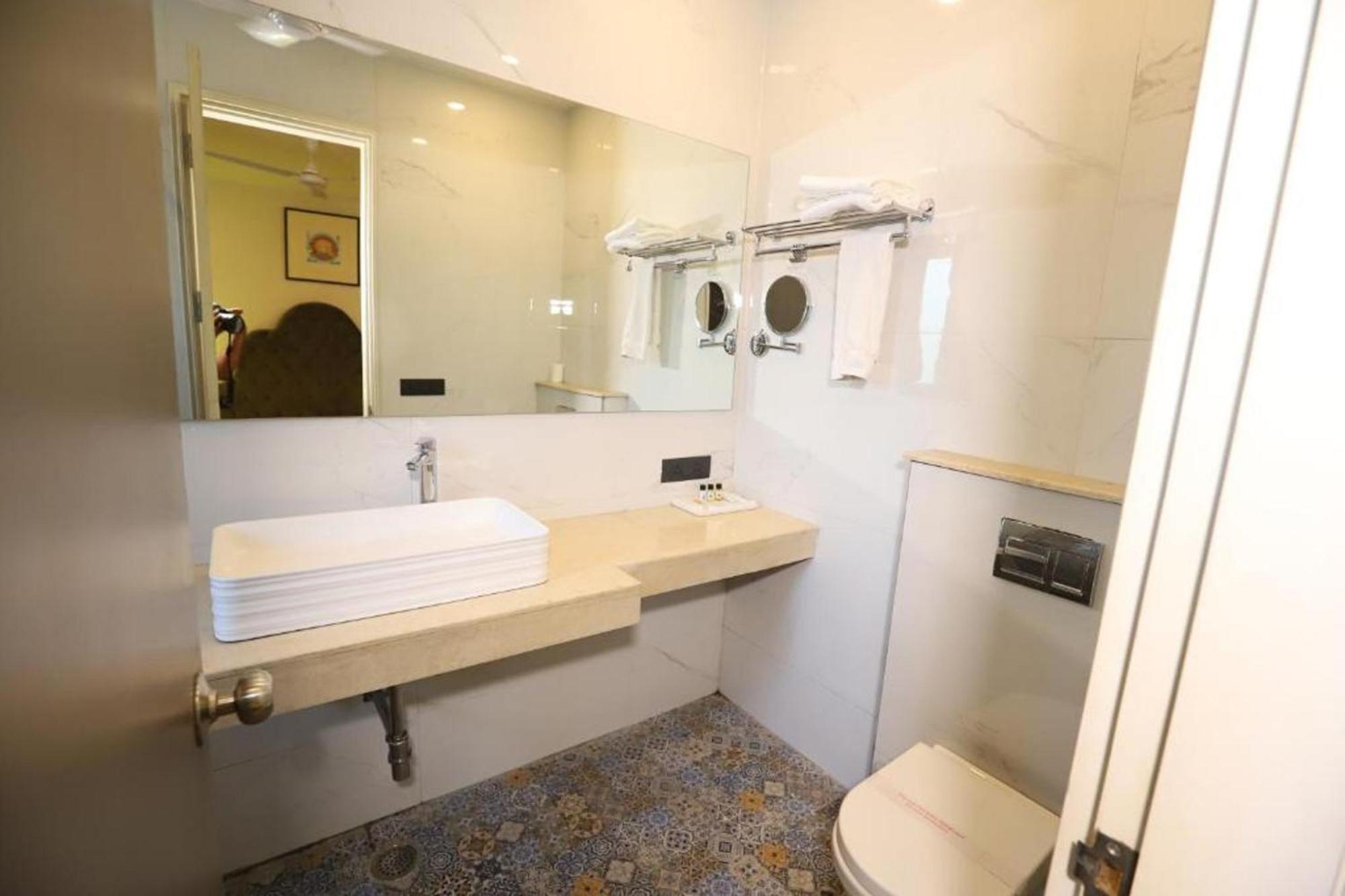 Hotel Mayur At Cr Park New Delhi