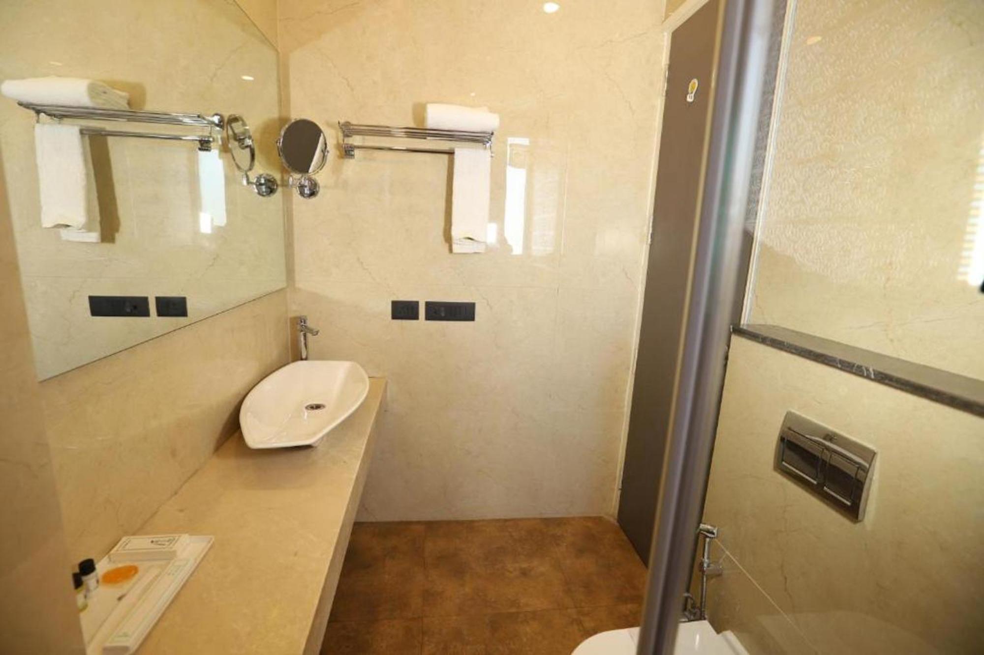 Hotel Mayur At Cr Park 3*